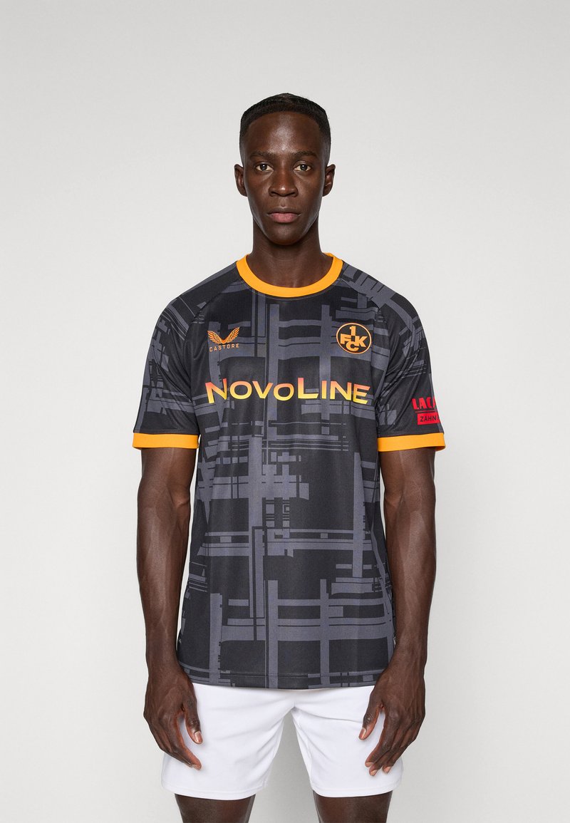 Sort sportsjersey med et geometrisk grafisk mønster, orange detaljer på ærmerne og kraven, med logoet "NOVOLINE" i gul.