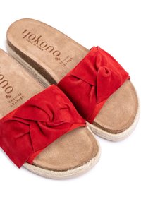 Sandali rossi in suede con design di cinturino annodato, soletta in pelle naturale e suola in stile espadrilles intrecciata. Nome del brand "Yokono" impresso.