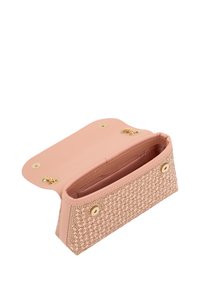 Rosa läderplånbok med vävd beige textur, guldhardware, tryckknappstängningar och en öppen inredning med ett fack och inga synliga fickor.