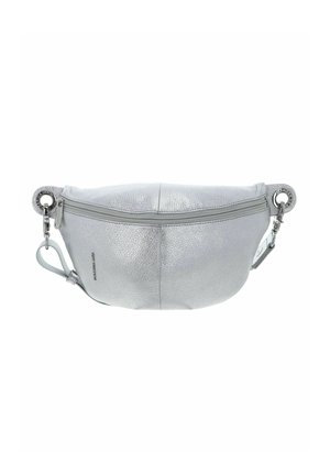 Sac à taille en cuir texturé argenté avec fermeture à glissière et attaches en métal de chaque côté.