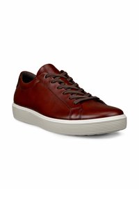Sneaker in pelle marrone con punta arrotondata, suola in gomma bianca spessa e lacci marroni scuri. Texture liscia con dettagli di cucitura minimi.