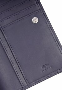 Portafoglio in pelle blu navy con diversi scomparti per carte, chiusura a scatto in argento, texture liscia e logo RFID sicuro in rilievo.
