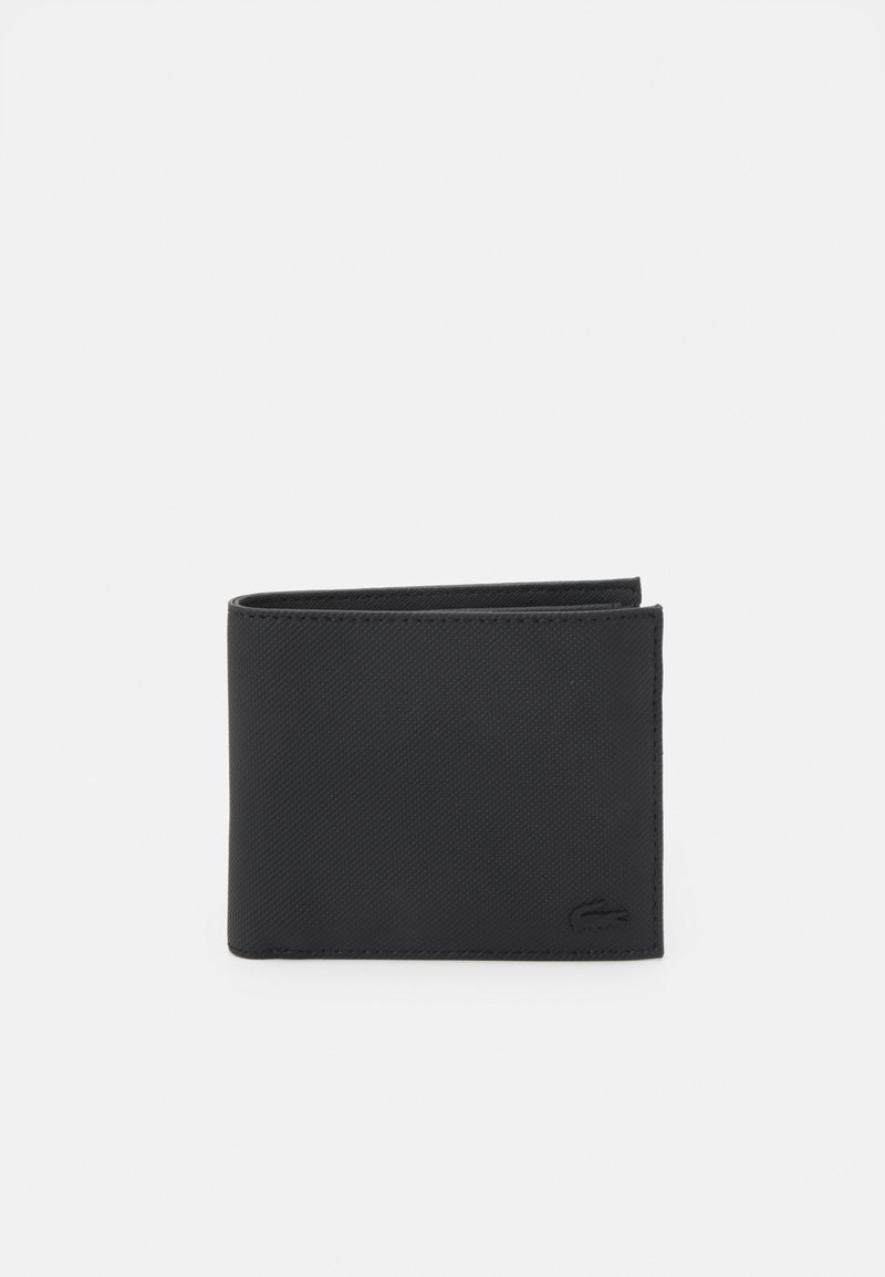 Svart bi-fold lommebok laget av teksturert syntetisk materiale, med en subtil logo-detall og ren, rektangulær form.