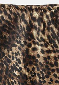 Tejido de estampado de leopardo en tonos de marrón y negro, con una textura suave y costuras visibles a lo largo de los bordes.