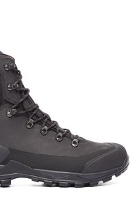 Svart vandringskänga med en texturerad ovandel, förstärkt ankelstöd, metallöglor och en grov sula som ger bättre grepp.