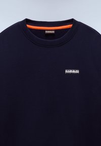 Felpa in cotone blu navy con scollatura rotonda e polsini a costine. Presenta un logo bianco del marchio sul petto e un dettaglio arancione all'interno del colletto.