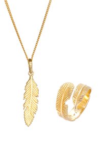 Goudverguld sieradenset bestaande uit een verenhanger ketting met een delicate ketting en een intricate ontworpen verenring.