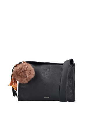 Schwarze strukturierte Umhängetasche mit breitem Riemen, verziert mit braunem, flauschigem Bommel und orange gemustertem Schal, der am Griff befestigt ist.