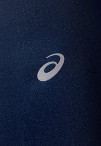 Leggings sportivi navy realizzati in un tessuto morbido ed elastico, con un logo Asics riflettente stampato sul davanti.