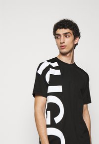 HUGO DAWS - Μπλουζάκι με στάμπα - black