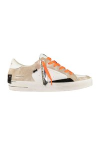 Zapatillas con cordones de parte superior en ante beige y cuero blanco, detalles en negro y cordones naranjas brillantes. Presenta una etiqueta de marca prominente en el lateral.