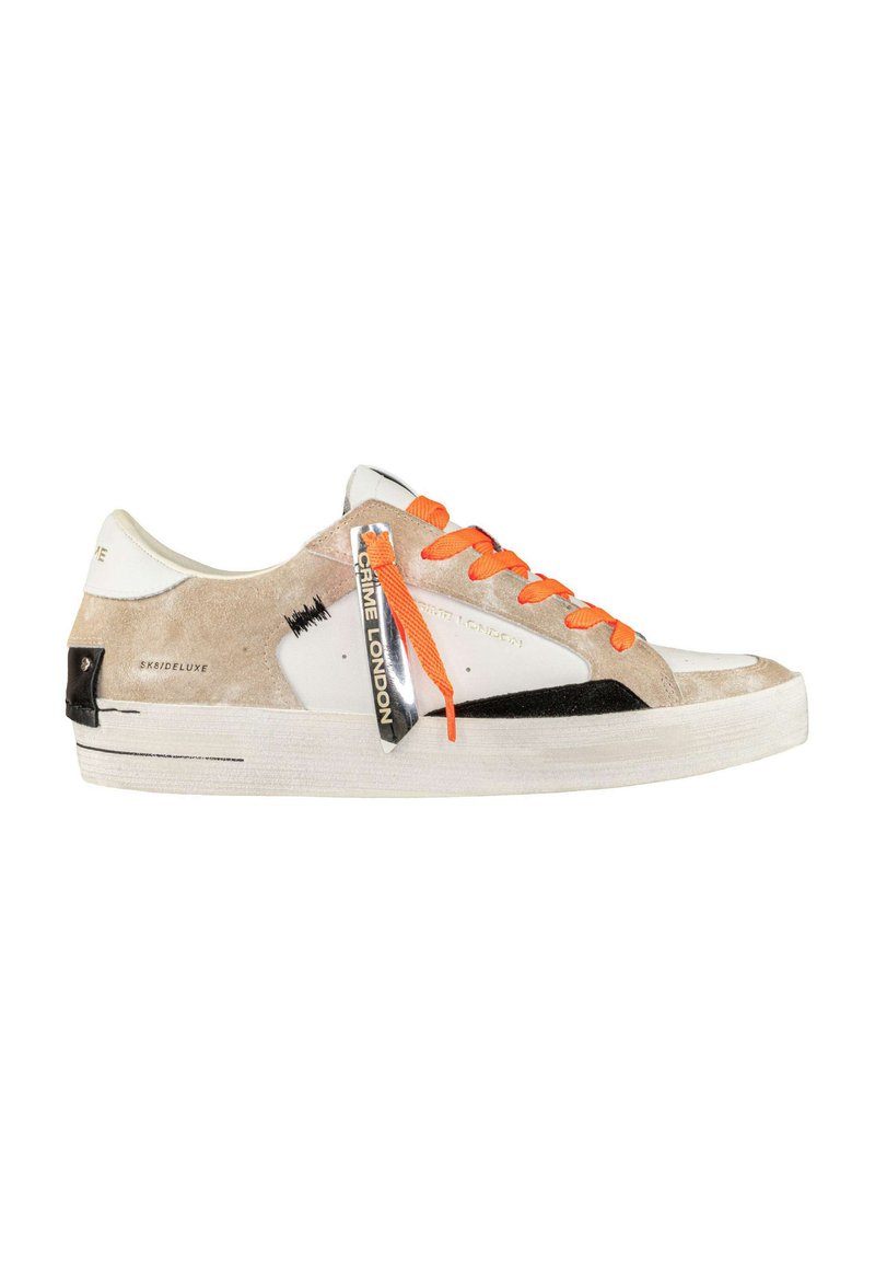 Zapatillas con cordones de parte superior en ante beige y cuero blanco, detalles en negro y cordones naranjas brillantes. Presenta una etiqueta de marca prominente en el lateral.