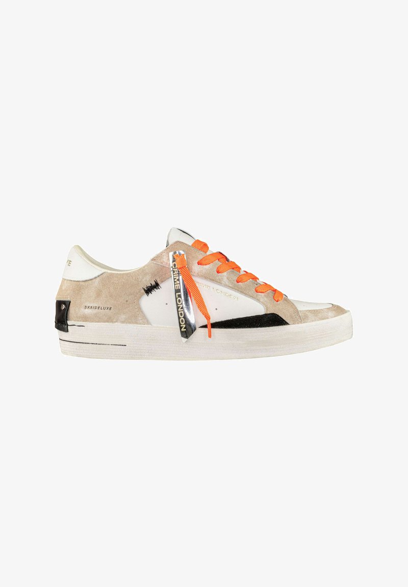 Sneakers con lacci in suede beige e pelle bianca, dettagli neri e lacci arancioni vivaci. Presentano un'etichetta del marchio ben visibile di lato.