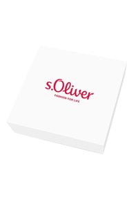 Scatola quadrata bianca con superficie liscia, caratterizzata da un logo rosso ben visibile "s.Oliver" e il testo "FASHION FOR LIFE".