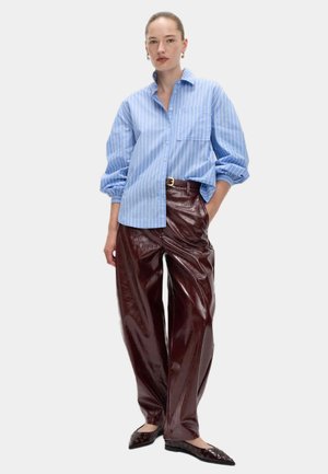 - Spodnie materiałowe