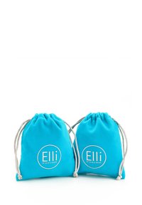 Turkise bomulds drawstring tasker med sølv hardware; med hvid rundt logo "Elli" på den ene side; blød tekstur og pyramideform.