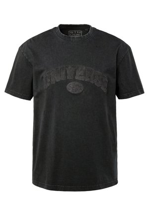 Camiseta de algodón negra con mangas cortas, cuello redondo y un gráfico texturizado "UNIVERSE 520" en la parte frontal.