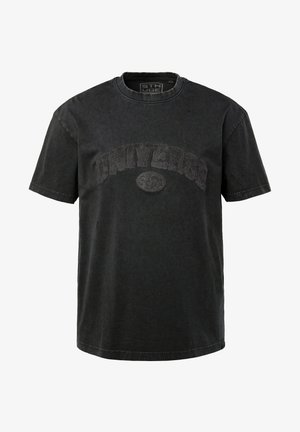 Camiseta de algodón negra con mangas cortas, cuello redondo y un gráfico texturizado "UNIVERSE 520" en la parte frontal.