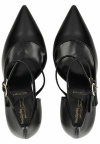 Chaussures noires en cuir à bout pointu avec un détail de sangle et de boucle. Présentent une texture lisse et un design épuré, mettant en avant une élégance minimaliste.