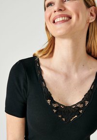 Damart ESSENTIAL FLORALE - Camiseta interior - noir