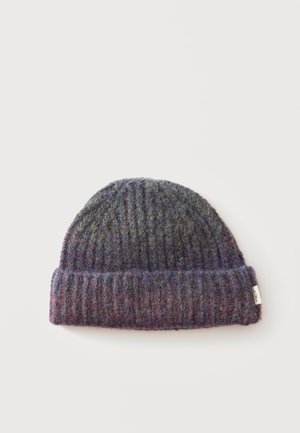 Bonnet en maille côtelée douce dans un fil sombre et multicolore, avec un revers plié et une petite étiquette blanche sur le côté.
