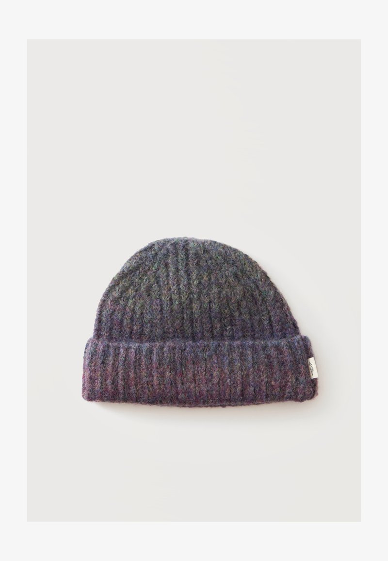 Bonnet en maille côtelée douce dans un fil sombre et multicolore, avec un revers plié et une petite étiquette blanche sur le côté.