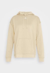 Sudadera con capucha beige hecha de tela suave, con un bolsillo frontal, cordones ajustables y un logo blanco en el pecho.