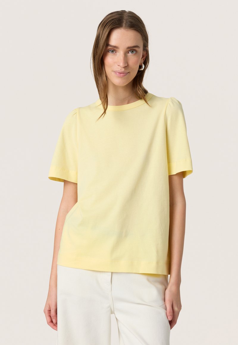 Tricou galben cu mânecă scurtă, cu guler rotund și mâneci ușor bufante, având o textură de bumbac neted și o croială lejeră.