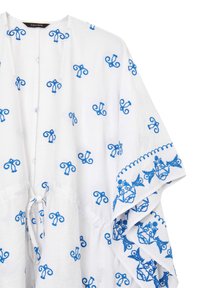 Vestiario bianco con motivi a scroll ricamati blu e accenti floreali, apertura frontale con chiusura a cravatta e maniche ampie.