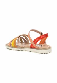 Sandalias de tiras con múltiples correas en naranja, amarillo y nude, con una suela acolchada y acentos texturizados.