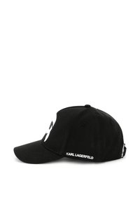 Melnā beisbola cepure ar baltu logotipa detaļu priekšpusē, ar zīmola nosaukumu "KARL LAGERFELD" izšūtu malā.