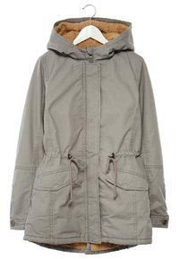 Parka con capucha en gris claro, con un suave forro de polar color camel, cintura con cordón ajustable, dos bolsillos delanteros y detalles de puños con botones.