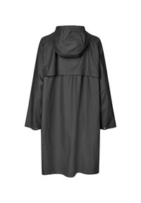 Giacca nera impermeabile con cappuccio, vestibilità rilassata, maniche lunghe e design della schiena senza cuciture. Presenta accenti minimi e una texture liscia.