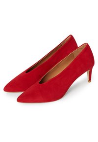 Punainen mokkanahkainen korkokenkä, jossa on terävä kärki ja leikattu muotoilu sivuilla. Varustettu pienellä sylinterimäisellä korkokengällä. Sileä pinta.