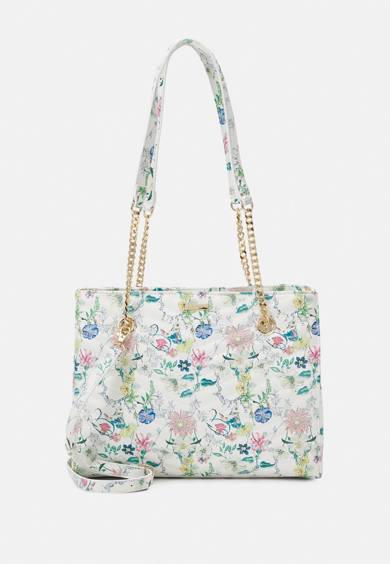 Sac fourre-tout floral en matière blanche texturée avec accents de chaîne dorée, présentant des motifs floraux colorés, deux poignées et une sangle amovible.