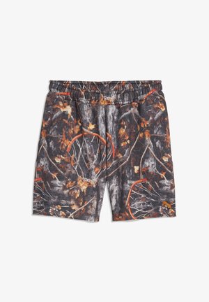 Herreshorts med elastisk talje i brun og grå camouflage med grene, blade og basketballkurve.