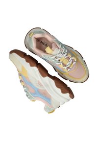 Kleurrijke sneakers met mesh- en suede-materialen in pastelkleuren van roze, blauw, geel en groen, met gestructureerde rubberen zolen en veters.
