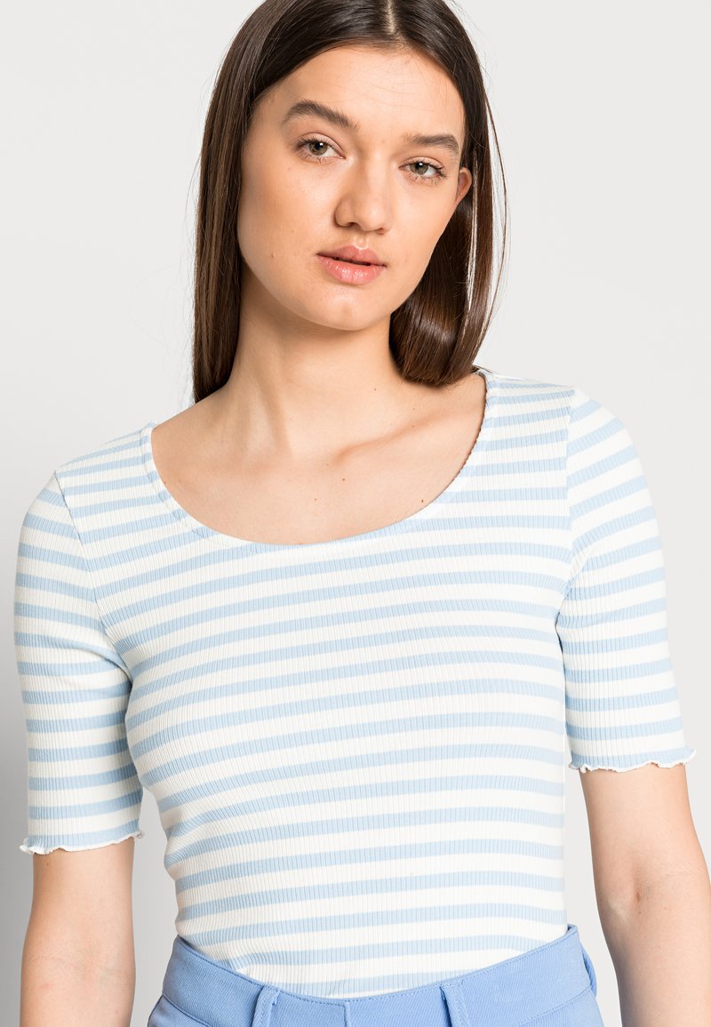Damen T-Shirts | Selected Femme SLFANNA U NECK T-Shirt print cashmere blue/snow white/hellblau - WF79070 Damen T-Shirts | Selected Femme SLFANNA U NECK T-Shirt print cashmere blue/snow white/hellblau - WF79070