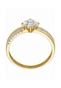 Guldiamantring med en stor rund diamant i en seks-prongs indstilling, med mindre accentsten langs båndet for ekstra glans.