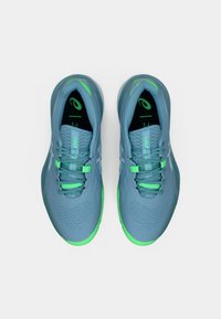 Αθλητικά παπούτσια ανοιχτό μπλε με πράσινες λεπτομέρειες. Διαθέτουν υφασμένη επάνω επιφάνεια, στρογγυλεμένη μύτη και κορδόνια. Μαλακή σόλα για άνεση.