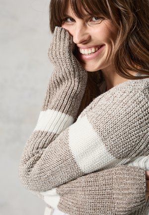 Maglione lavorato a maglia con strisce beige e crema; presenta una texture a coste e una vestibilità comoda. Maniche lunghe con un design del polsino a contrasto.