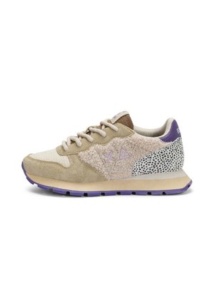 Sneaker che presentano una combinazione di suede beige e tessuto peloso, accenti di colore lilla chiaro, un motivo maculato grigio e una suola in gomma viola.