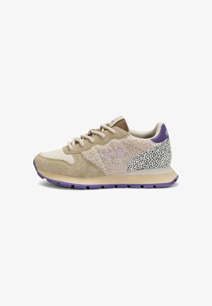 Sneaker che presentano una combinazione di suede beige e tessuto peloso, accenti di colore lilla chiaro, un motivo maculato grigio e una suola in gomma viola.