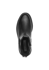 Bottine en cuir noir avec une surface lisse, bout arrondi, fermeture éclair sur le côté et doublure intérieure douce. Dispose d'une semelle basse et texturée.