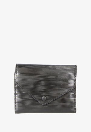 Zwarte portemonnee met een gestructureerd, geribbeld ontwerp. Heeft een klep sluiting met een ronde drukknoop. Compact rechthoekige vorm.