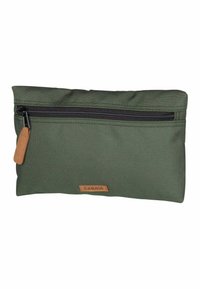 Pochette en tissu vert avec une fermeture éclair noire, une étiquette en cuir marron et un logo. Conception compacte et surface texturée pour la durabilité.