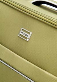 Valigia verde con texture, dotata di accessori in argento e un marchio WITTCHEN. Caratterizzata da una chiusura a zip prominente e da un materiale liscio e resistente.