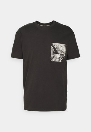 Schwarzes Baumwoll-T-Shirt mit einer weißen Palmblatt-Designtasche auf der linken Brust. Rundhalsausschnitt und kurze Ärmel.