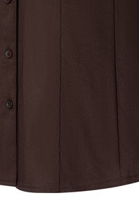 Bruine button-up blouse met een gladde textuur, klassieke kraag en zijnaad met een rechte zoom. De knoppen zijn donker en van plastic.