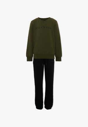 Sweat-shirt vert foncé à manches longues avec le texte "John Richmond", associé à un pantalon de jogging noir à cordon avec poignets élastiques.